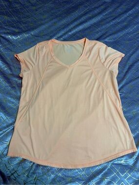 💥 WOMENS V-Neck Active Tee - Peach